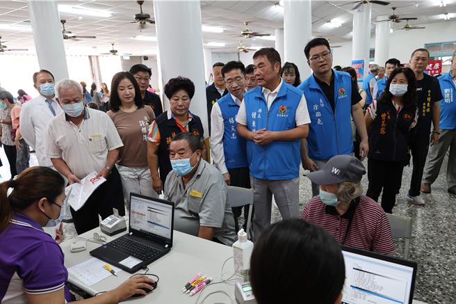 苗栗县政府卫生局1日与全国同步开打流感及新冠JN1疫苗，苗栗县长锺东锦亲自前往公馆乡福基村福灵宫疫苗接种站探视接种民眾。（谢明俊摄）