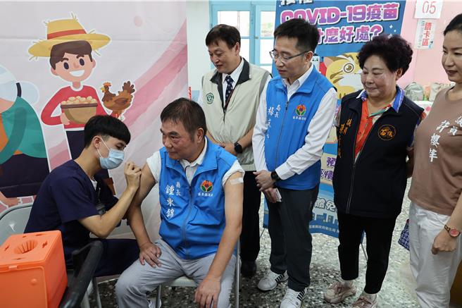 苗栗县政府卫生局1日与全国同步开打流感及新冠JN1疫苗，苗栗县长锺东锦亲自前往公馆乡福基村福灵宫疫苗接种站带头打疫苗。（谢明俊摄）