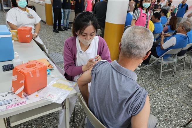 苗栗县政府卫生局1日与全国同步开打流感及新冠JN1疫苗，许多长辈一早就到接种站施打流感及新冠疫苗。（谢明俊摄）