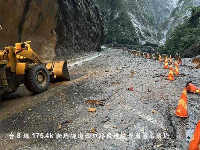 台8線175.4K靳珩隧道西口路段邊坡岩屑落石清坍。（公路局提供／蔡明亘台北傳真）