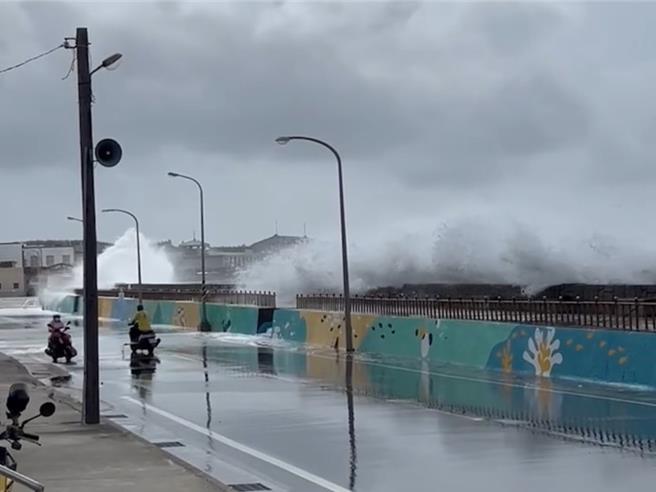 澎湖县列陆警范围，1日晚6时后停班停课。早上天气虽尚平稳，但马公市莳里沙滩，早上不时可见长浪越堤，冲上马路。（民眾提供／许逸民澎湖传真）