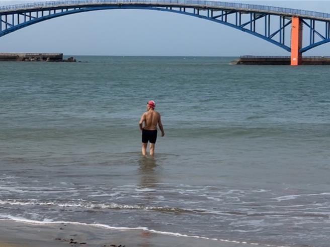 澎湖县列陆警范围，1日晚6时后停班停课。早上天气尚平稳，马公市观音亭海域，仍有民眾下海游泳。（许逸民摄）