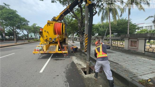 高市環保局出動逾900名人力，加強洩水孔及易淹水路段側溝清疏作業。（高市環保局提供）