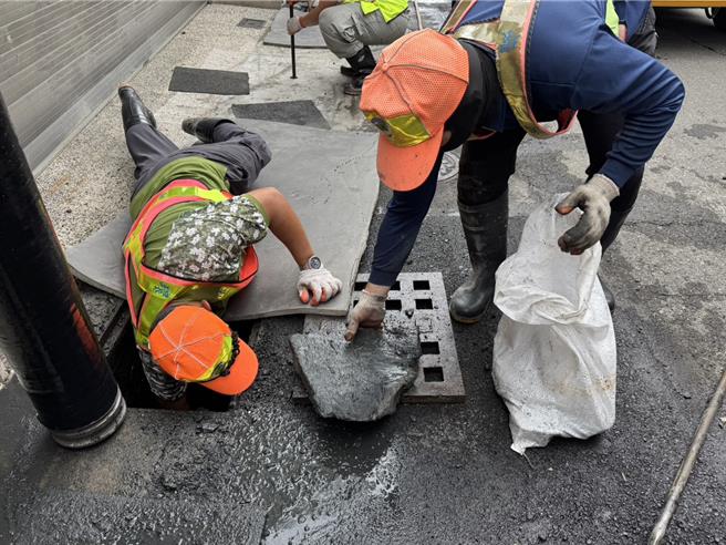 高市環保局出動逾900名人力，加強洩水孔及易淹水路段側溝清疏作業。（高市環保局提供）