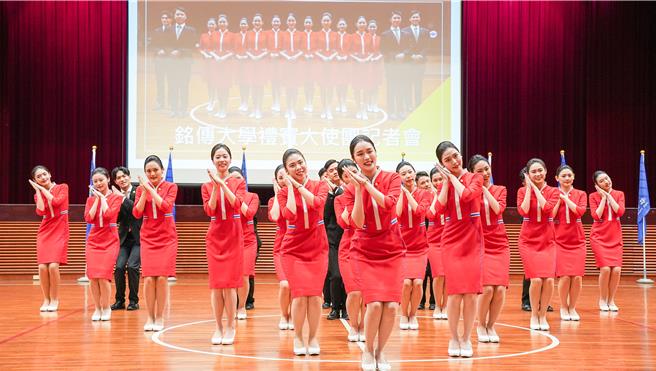 双十国庆即将到来，铭传大学礼宾大使团今年度严格挑选出22位同学，将以专业的接待礼仪，迎接来自全球的贵宾。（罗永铭摄）