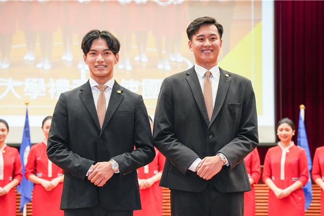 今年铭传大学礼宾大使团出现明星脸，郑永安（左）外貌神似南韩男星池昌旭，冯任远（右）则像日籍球星大谷翔平。（罗永铭摄）