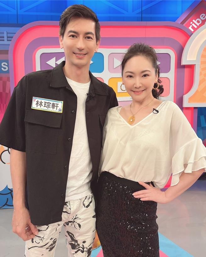 王俐人（右）带老公林琮轩上节目。（纬来戏剧台提供）