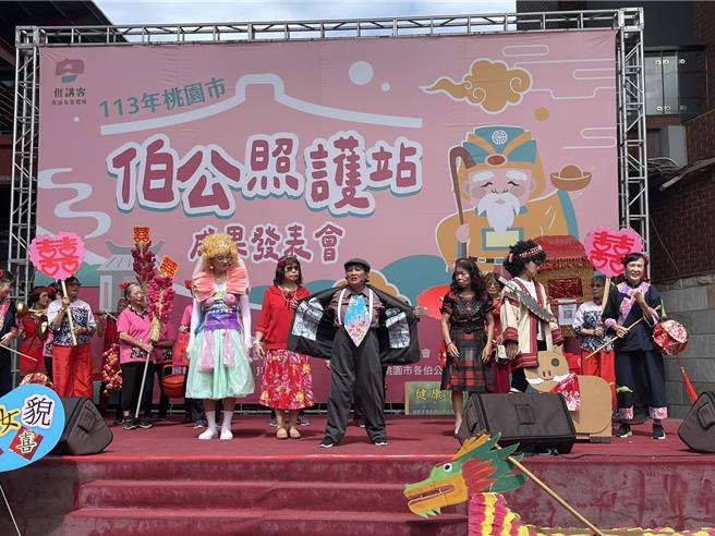 桃园伯公照护站成果发表，长辈展自信魅力。（吕筱蝉摄）