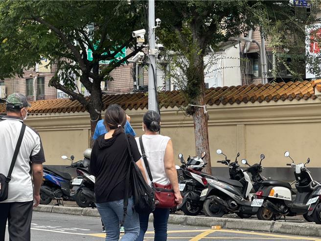 新北市土城警分局清水派出所长刘宗鑫昨（30）日因被30岁拒检的陈姓女子开车拖行殉职，稍早检察官会同警方、法医前往板桥殡仪馆相验遗体，刘的妻子、父亲与姑姑也到现场，面对媒体询问欲言又止、神情哀情。（柯毓庭摄）