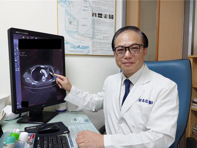 苗栗大千医院医疗副院长谢为忠医疗表示，泰格莎药物对晚期肺癌病人有很大的帮助，健保给付后，对病人是一大福音。（大千医院提供／谢明俊苗栗传真）
