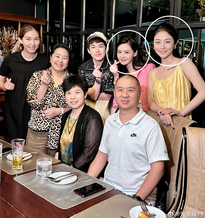 张颖颖自曝和模特儿李雪珂（后排右1）是老乡。（图／翻摄自张颖颖YY微博）