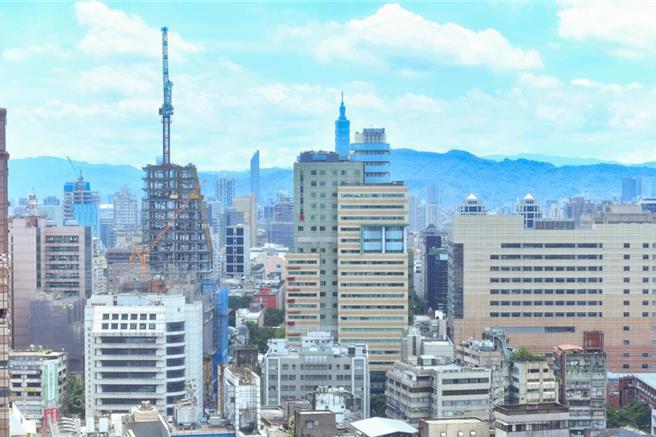 立法院内政委员会9月30日初审通过《都市更新条例》第65条条文修正草案，将扩大921大地震实施容积管制前，已申请建照的建筑也可适用容积奖励认定，预计台北市将有2725栋合法建筑物受惠。(本报资料照片)