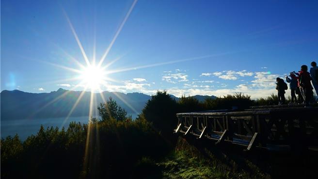 阿里山是台湾知名观赏日出的旅游胜地，深受海内外旅客喜爱，迎接新年第一道曙光，不少人会选择到阿里山热血追日出、欣赏云海。(阿里山宾馆提供)