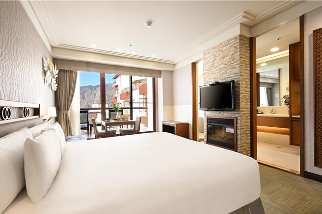 阿里山宾馆提早释出跨年住房，即日起开放12月31日一泊二食订房，按房型人数提供自助早餐与晚餐，图为豪华双人房22，000元起。(阿里山宾馆提供)