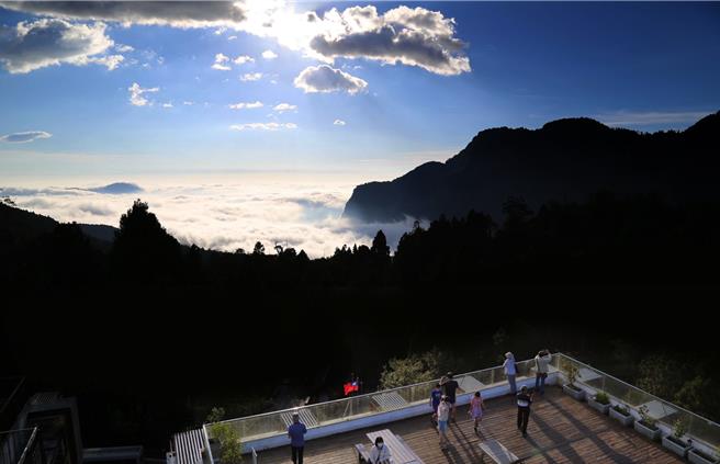 阿里山宾馆7楼景观台可360度视野无死角地欣赏阿里山五奇美景之一的壮丽云海。(阿里山宾馆提供)