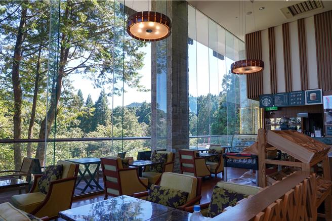 阿里山宾馆1楼咖啡厅以ESG永续理念的森林系生态空间为设计灵感，也是 嘉义县文化观光局推荐阿里山隐藏版的秘境咖啡馆。(阿里山宾馆提供)