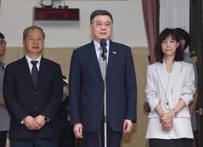 總預算遭卡讓行政院長卓榮泰憂心。圖為卓榮泰（中）1日出席立法院院會會前受訪。（趙雙傑攝）