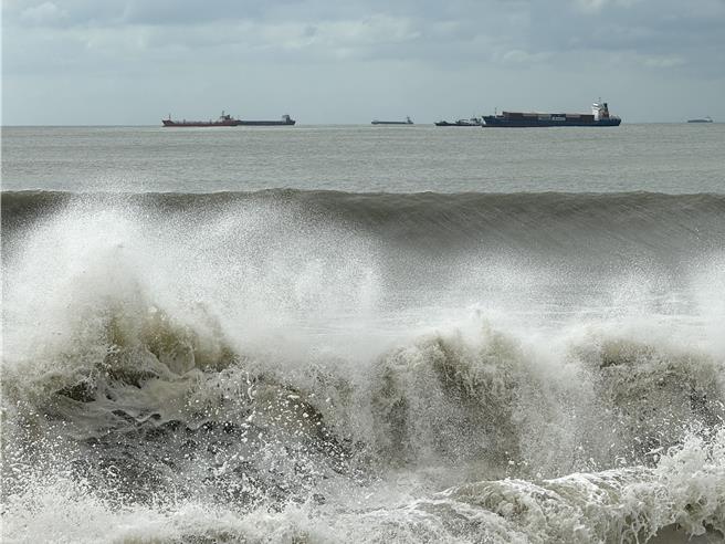 強颱「山陀兒」威力驚人，連遠在幾百公里外的金門海上風浪也明顯偏大；有30餘艘貨船為躲避風浪竟未經許可硬闖料羅灣外海停泊，港務處已通報海巡隊協助廣播勸離。(于家麒攝)