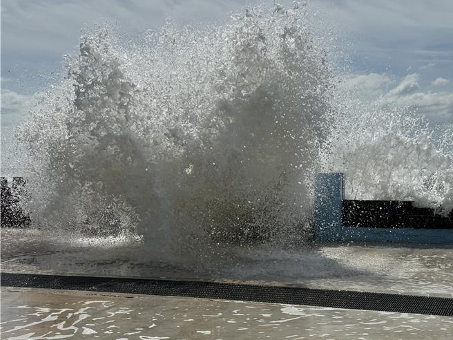 「山陀兒」颱風來勢洶洶，金門今早已出現9至10級強陣風，海上風浪也明顯偏大且有長浪發生，拍打岸際掀起近3米浪高，相當驚人。(于家麒攝)