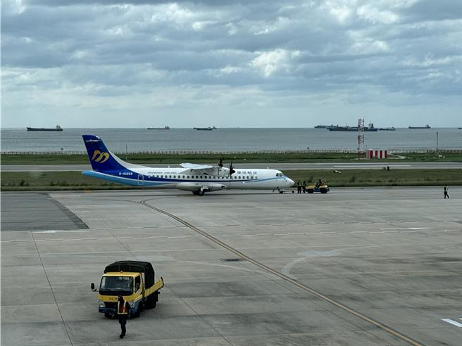 「山陀兒」颱風來勢洶洶，各航空公司與金門縣港務處早早宣布2日所有台-金班機與小三通船班全日停航。(于家麒攝)