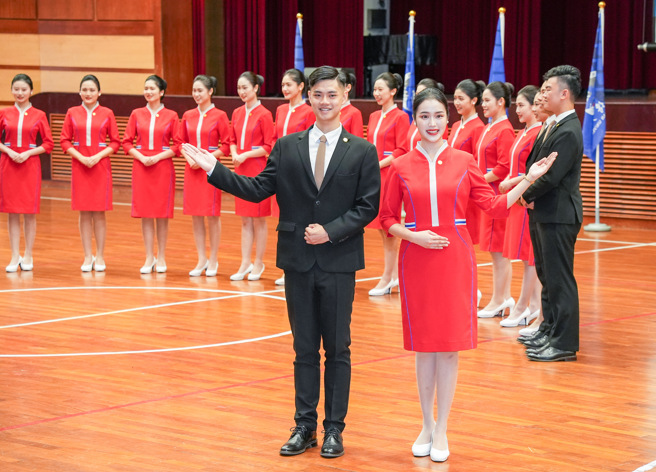 铭传大学礼宾大使团连续第40年为国家重要庆典提供服务，22为学生经过严格挑选，以专业接待礼仪迎接来自全球的贵宾，并以「笑在心中，漾在脸上」的态度，展现亲切魅力。图为铭传大学礼宾大使团1日公布国庆礼宾服。（罗永铭摄）