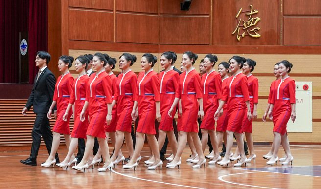 铭传大学礼宾大使团连续第40年为国家重要庆典提供服务，22为学生经过严格挑选，以专业接待礼仪迎接来自全球的贵宾，并以「笑在心中，漾在脸上」的态度，展现亲切魅力。图为铭传大学礼宾大使团1日公布国庆礼宾服。（罗永铭摄）