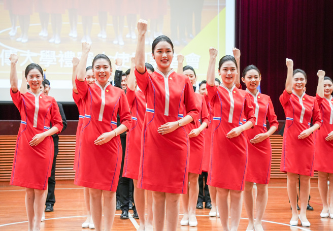 铭传大学礼宾大使团连续第40年为国家重要庆典提供服务，22为学生经过严格挑选，以专业接待礼仪迎接来自全球的贵宾，并以「笑在心中，漾在脸上」的态度，展现亲切魅力。图为铭传大学礼宾大使团1日公布国庆礼宾服。（罗永铭摄）