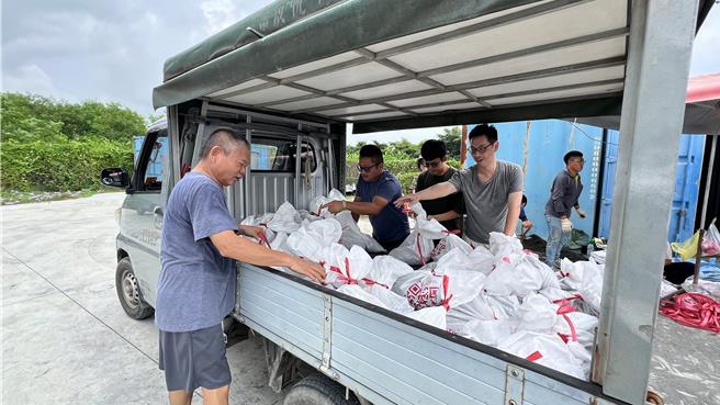 台南市鹽水區許多民眾從昨天開始就湧入公所領取沙包、擋水板，公所今天一早加碼供應1000個沙包，讓民眾索取。（張毓翎攝）