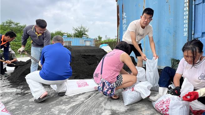 鹽水區長陳文琪說，這次原本準備2000個沙包和103片擋水板，民眾索取很踴躍，幾乎全部昨天就被領光。（張毓翎攝）