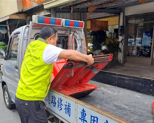 上回凱米颱風也遭逢水患的麻豆區，當地公所趁著颱風尚未帶來風雨前，整備擋水板和沙包等。（麻豆區公所提供／張毓翎台南傳真）
