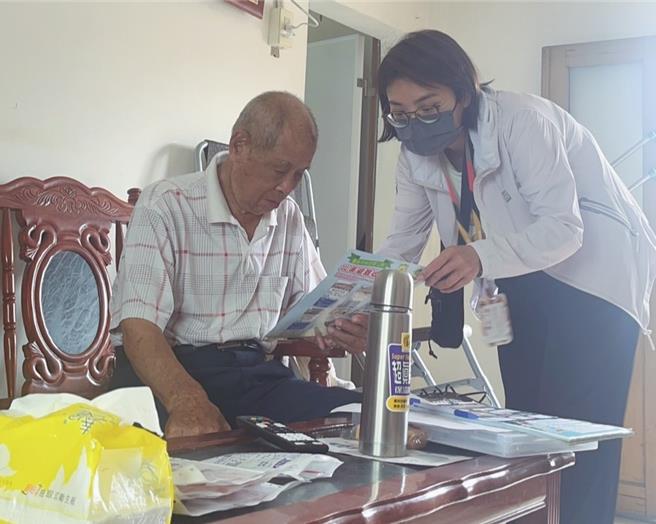 麻豆區公所透過里辦公處加強向民眾宣導防颱措施。（麻豆區公所提供／張毓翎台南傳真）