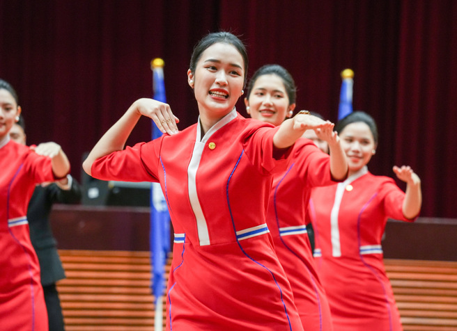 铭传大学礼宾大使团连续第40年为国家重要庆典提供服务，22为学生经过严格挑选，以专业接待礼仪迎接来自全球的贵宾，并以「笑在心中，漾在脸上」的态度，展现亲切魅力。图为铭传大学礼宾大使团1日公布国庆礼宾服。（罗永铭摄）