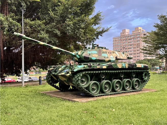 近日有民眾反应，新竹市大鹏新城前凌云公园内的M41A3战车，被漆上大麦町的彩色斑点，不符合原本战车的形象。（王惠慧摄）
