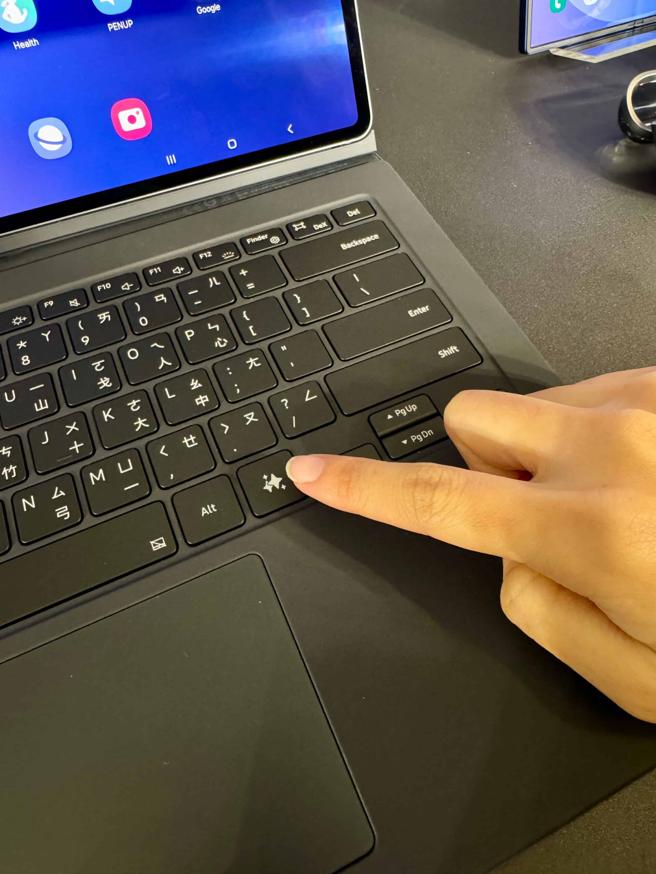 Galaxy Tab S10 Ultra | Tab S10+的书本式键盘皮套内建AI功能键。（古明弘摄）