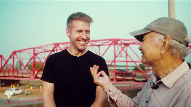 英國藝術家Tom Rook（左）前往彰化溪州，拜訪土地詩人吳晟。（誠品提供／李怡芸台北報導）