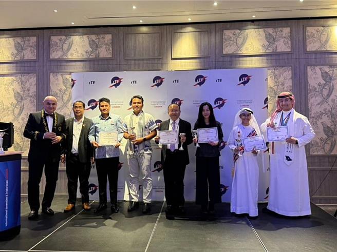 龙华科技大学半导体工程系副教授林宗新师生团队，参加2024伦敦国际发明暨贸易展(ITE)，作品《半导体制程用高性能精密铜合金镀层制造技术》以科技创新实力，赢得国际评审一致青睐，荣获金牌肯定，同时获大会颁发罗马尼亚布加勒斯特理工大学EXCELLENCE INNOVATION TROPHY特别奖，以及柬埔寨诺顿大学特别奖等荣耀，充分展现团队优异研发实力。（校方提供）