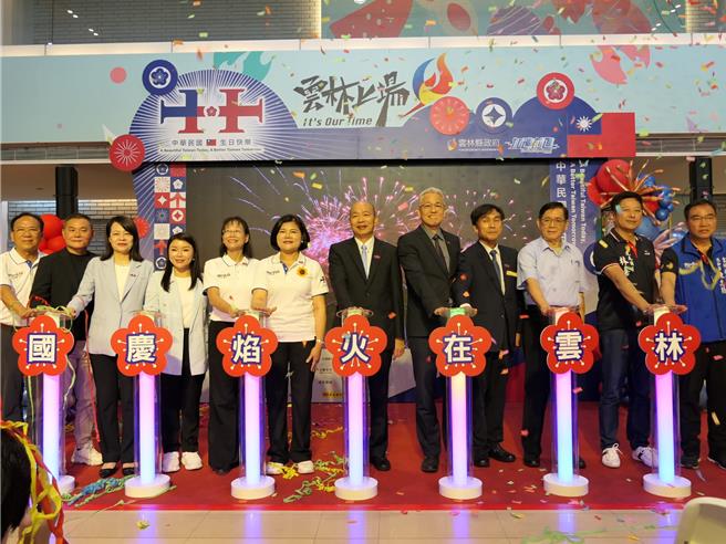 2024國慶焰火將於雲林縣虎尾高鐵特區登場，1日雲林縣政府舉辦宣傳記者會，首度公布國慶焰火模擬動畫，縣長張麗善（左六）表示即日起將與縣府團隊茹素，祈求國慶焰火順利圓滿。（張朝欣攝）