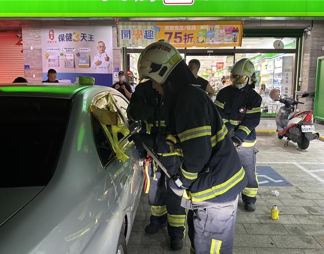 金門一對粗心父母昨晚帶著1歲半小女童開車前往藥局購物卻獨留女童於車內遭反鎖，警消獲報馳援破窗迅速安全的將幼兒救出，結束一場虛驚。(圖／金門縣消防局提供)
