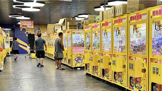 強颱山陀兒來襲，台南市1日停班停課，由於上半天幾乎無風無雨，娃娃機店可看到不少家長帶小朋友來玩。（張毓翎攝）