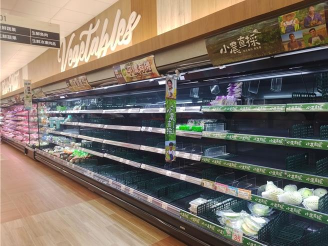 不少人一早到連鎖超市買菜，發現貨架上的青菜、泡麵等都被掃光。（讀者提供／張毓翎台南傳真）