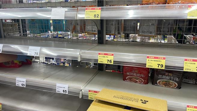 不少人一早到連鎖超市買菜，發現貨架上的青菜、泡麵等都被掃光。（讀者提供／張毓翎台南傳真）