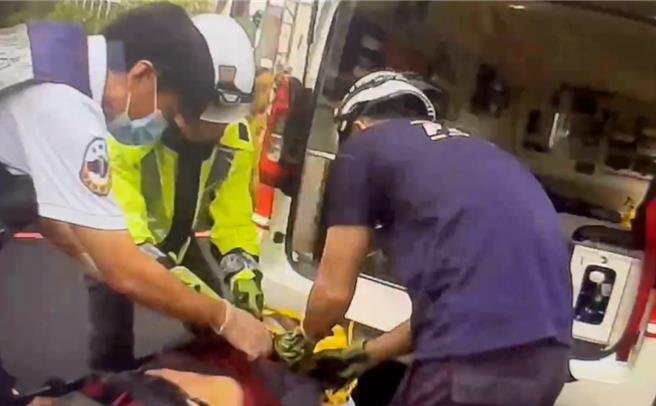 高雄市旗山区55岁李姓男子今日中午趁强颱扑台前，持炼锯修剪住家旁树木，未料为了捡拾放在路旁的电动炼锯，不慎摔落道路旁大水圳，警消获报到场将李男救起，但他意识昏迷，救护人员急救处置后送医治疗后，生命迹象已稳定。（警方提供／林雅惠高雄传真）