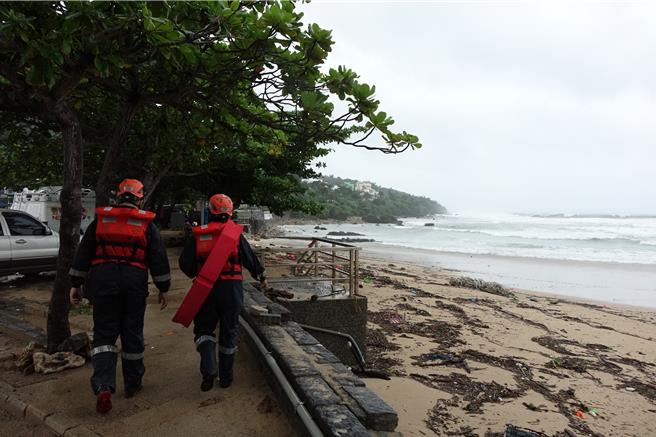 海巡人員冒著風雨在墾丁南灣巡邏。（羅琦文攝）