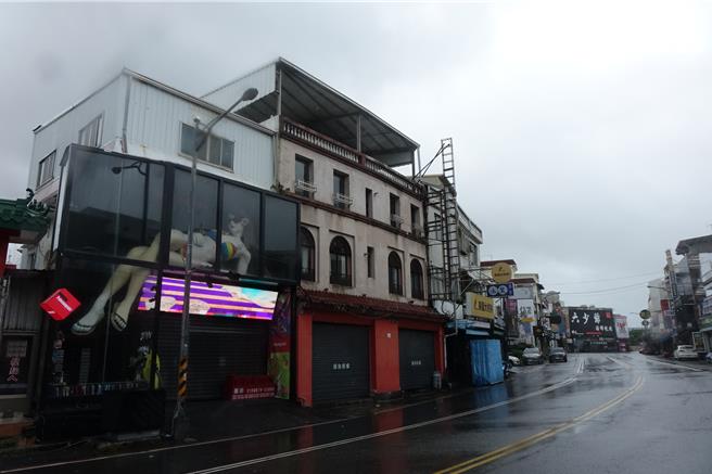 墾丁大街商店關門，沒有遊客。（羅琦文攝）