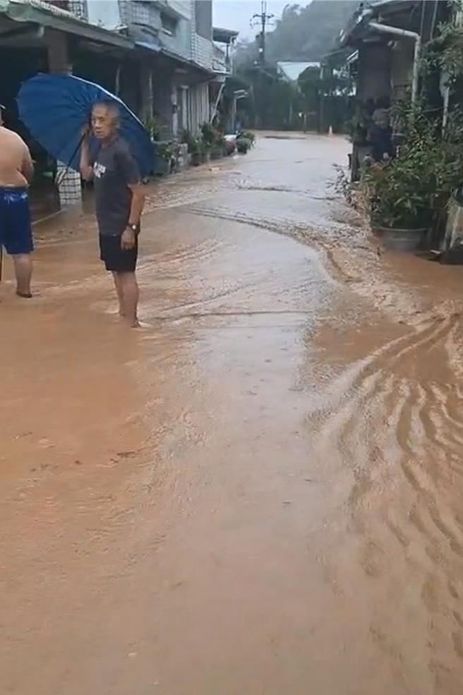 獅子鄉內文村山溝堵塞，泥水溢流滾滾而下。（內文村長施正順提供／羅琦文屏東傳真）