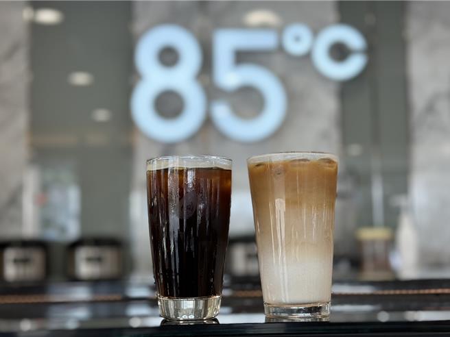 欢庆10月1日「世界咖啡日」，85度C祭出优惠，所有中大杯咖啡系列，同品项同大小第2杯4折，冷热饮皆有优惠。(85度C提供)冬瓜茶