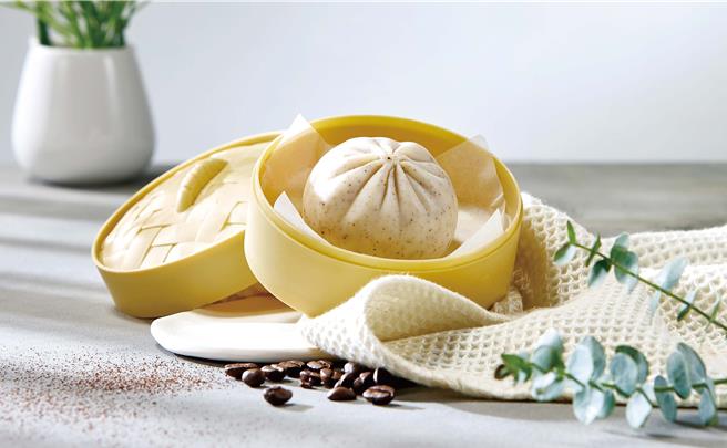 85度C和爱盲基金会庇护工场学员合作，将门市萃取后的咖啡渣再利用，手工制成「咖啡好蒸皂」，赋予废料新生与经济价值。(85度C提供)