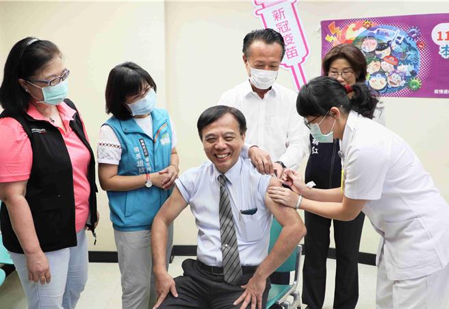 嘉义县今(1日)上午于嘉义长庚医院大厅举行「左流右新 健康龙安心」流感和新冠疫苗开打记者会，长庚医院长杨仁宗率先接种疫苗，左手打流感、右手打新冠。(吕妍庭摄)