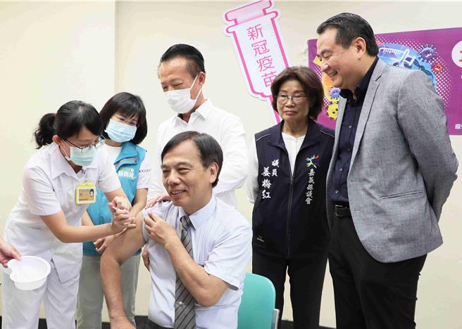 嘉义县今(1日)上午于嘉义长庚医院大厅举行「左流右新 健康龙安心」流感和新冠疫苗开打记者会，长庚医院长杨仁宗率先接种疫苗，左手打流感、右手打新冠。(吕妍庭摄)