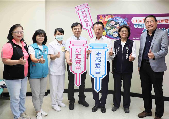 嘉义县今(1日)上午于嘉义长庚医院大厅举行「左流右新 健康龙安心」流感和新冠疫苗开打记者会。(吕妍庭摄)